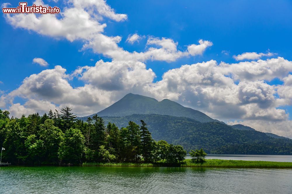 Immagine Panorama sul lago Akan e sul monte Oakan, Akan National Park, Hokkaido, Giappone. Situato nella sottoprefettura di Kushiro, il lago Akan è uno dei più belli dell'isola di Hokkaido e di tutto il Giappone. L'Oakan è un vulcano a scudo che si innalza a 900 metri sul livello del terreno circostante e sorge a nord est del lago. Entrambi fanno parte dell'Akan National Park.