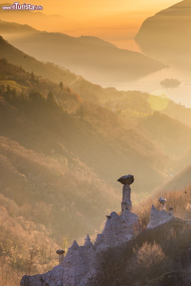 Immagine Panorama sul Lago d'Iseo al tramonto cone le Piramidi di Zone in primo piano