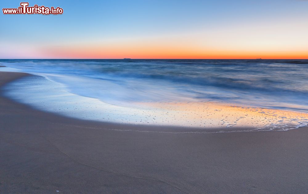 Immagine Panorama sul litorale di Virginia Beach prima dell'alba, stato della Virginia, USA. Si trova sull'Oceano Atlantico alla foce della baia di Chesapeake.