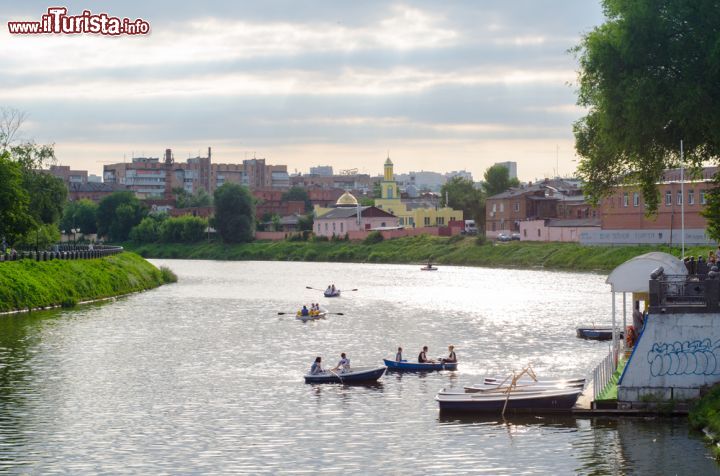 Immagine Panorama sul lungofiume Lopan con le barche a Kharkiv, Ucraina. Sullo sfondo la bella moschea della città riflette la sua tradizionale sagoma nelle acque del fiume  - © mashimara / Shutterstock.com