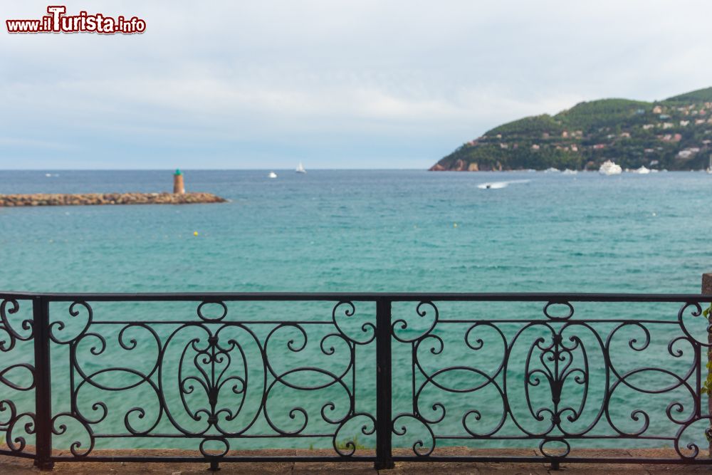 Immagine Panorama sul Mediterraneo dalla terrazza di un piccolo faro a Mandelieu-la-Napoule, Francia.