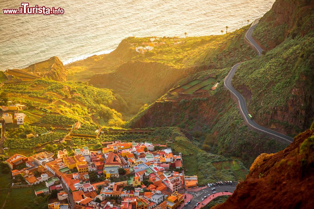 Immagine Panorama sul paese di Agulo, isola di La Gomera, Spagna. Considerato uno dei più bei borghi dell'isola, si estende su uno sperone di roccia. Questo grazioso villaggio è attraversato da strade e stradine in pietra con casette da fiaba.