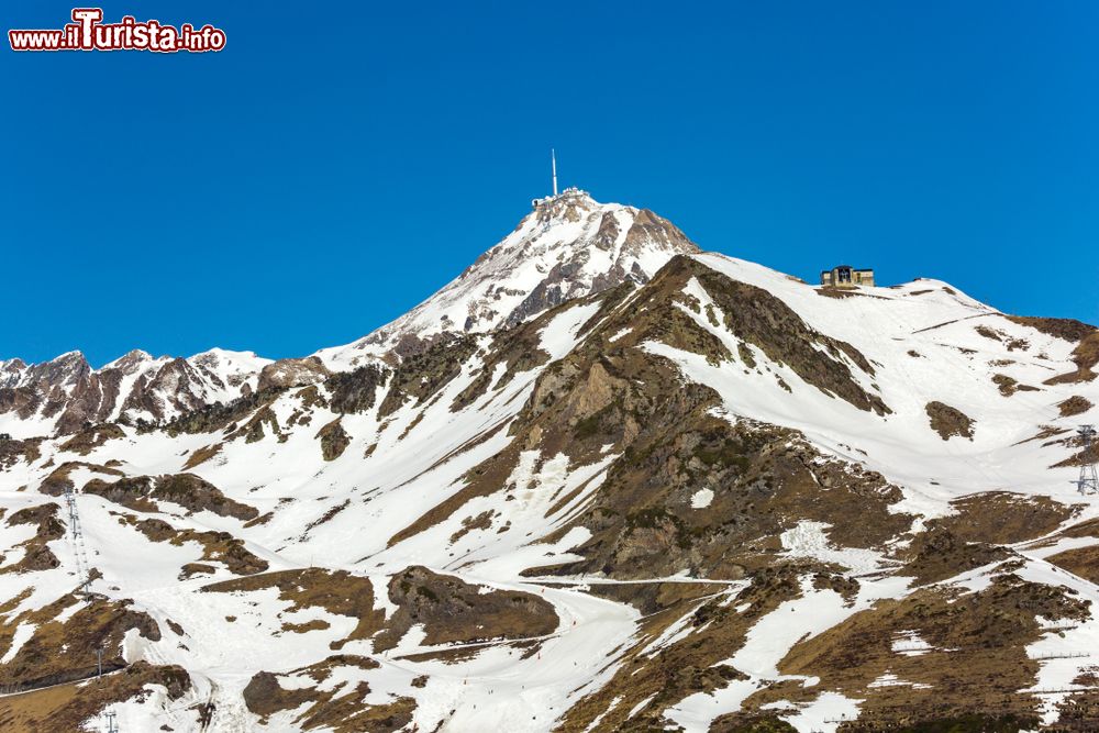 Immagine Panorama sul Pic du Midi de Bigorre con la neve in una giornata di sole, Pirenei (Francia).
