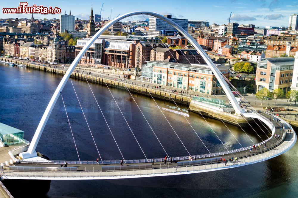 Immagine Panorama sul ponte pedonale Tyne che attraversa il fiume fra Newcastle e Gateshead, Inghilterra.