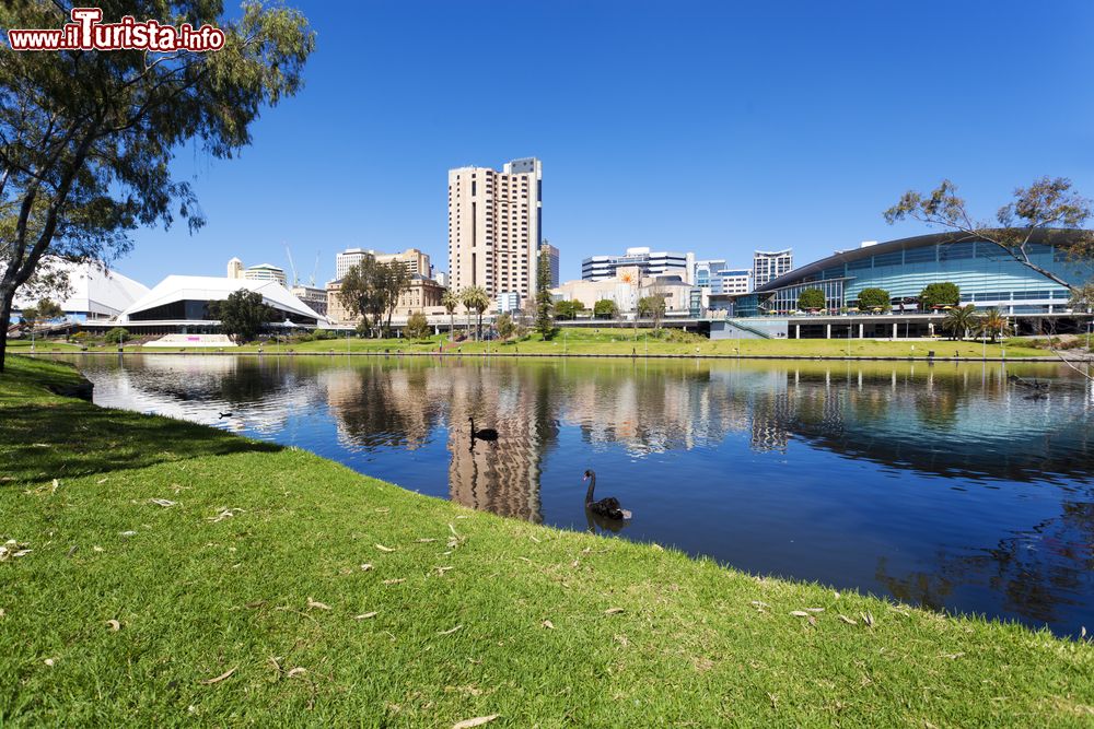 Immagine Panorama sul Riverbank Precinct di Adelaide (sud Australia) in una giornata estiva.