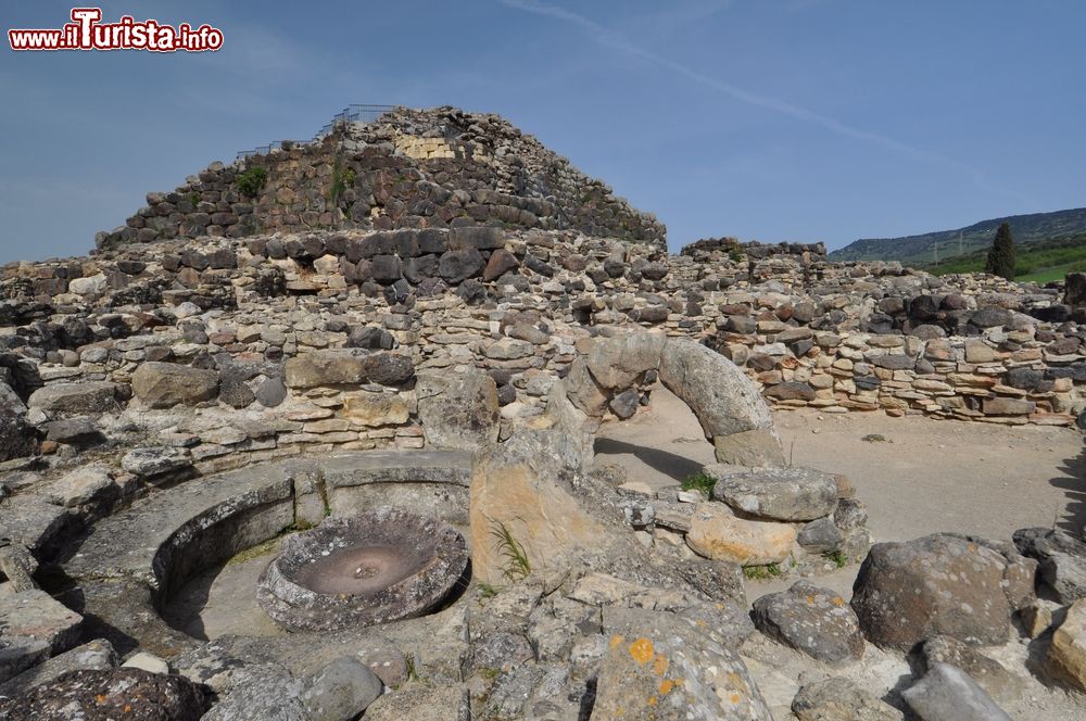 Immagine Panorama sul villaggio archeologico di Su Nuraxi a Barumini, Sardegna. Fra i più grandi di tutta la regione, è stato riportato alla luce attorno al 1950. Si estende su una superficie di circa 23.300 metri quadrati.