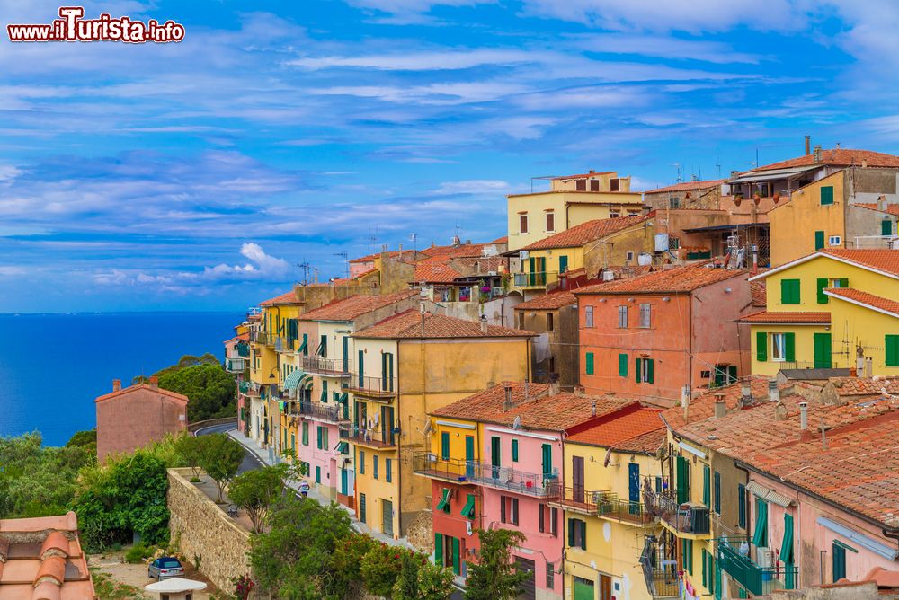 Immagine Panorama sul villaggio di Capoliveri, Isola d'Elba, Toscana. Il nome del paese ha origini nel Medioevo: Capolibero nel 1260, Capoliveri e Capolivri nel 1289 e 1291 e infine Capolivro nel 1343. Capoliveri, forma attuale, potrebbe avere attinenza con il termine libero in quanto circondato dal mare.