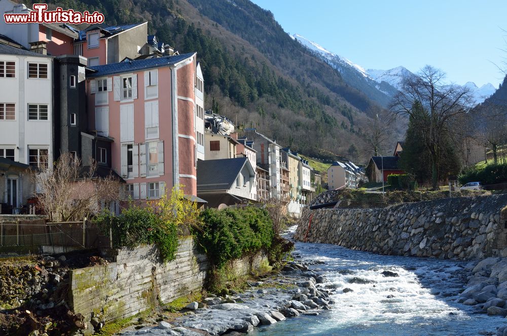 Immagine Panorama sul villaggio di Cauterets, rinomato per le sue acque termali (Francia). La cittadina venne fondata in età romana e nel corso del XVI° secolo ebbe uno sviluppo enorme grazie alle sue terme.