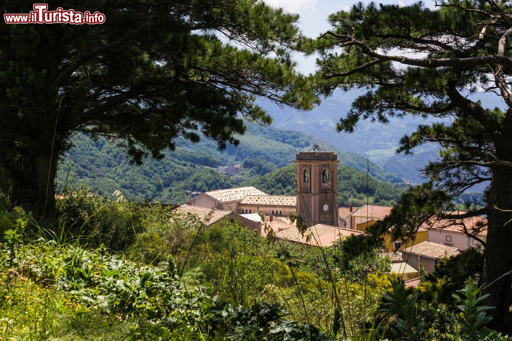 Immagine Panorama sul villaggio di Rometta, tra le montagne del messinese in Sicilia