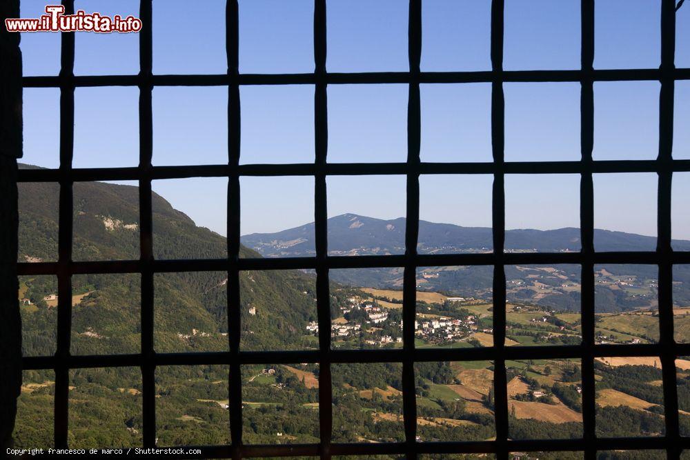 Immagine Panorama sul villaggio di Sestola dalla fortezza medievale, Appennino Modenese, Emilia Romagna. Questa rocca, ricostruita verso la metà del XVI° secolo ma di origini molto più antiche, sorge su uno sperone roccioso - © francesco de marco / Shutterstock.com