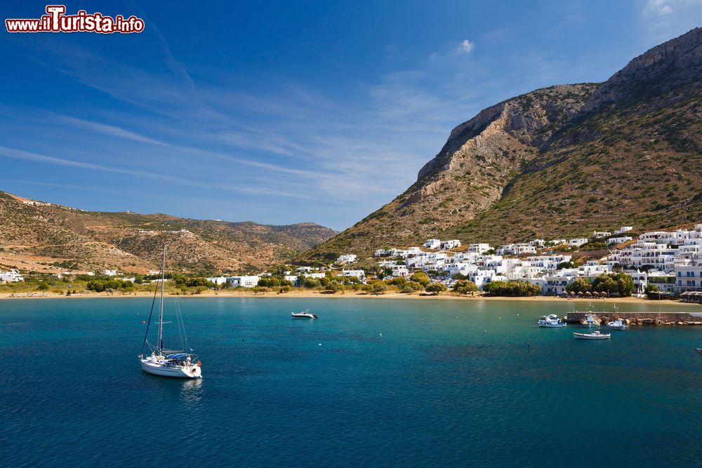 Immagine Panorama sul villaggio e sulla spiaggia di Kamares, isola di Sifnos, Grecia.