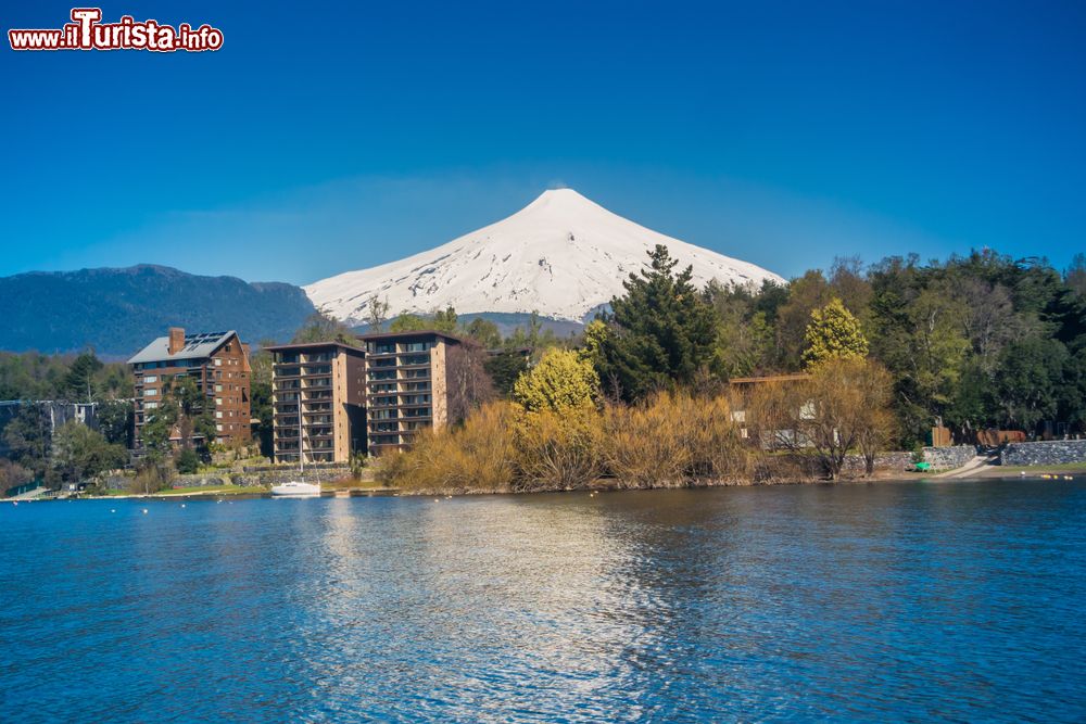 Immagine Panorama sul vulcano Villarrica a Pucon, Cile. Alto 2487 metri, questo stratovulcano cileno è ricoperto da ghiaccio e nevi perenni; è uno dei vulcani più attivi del paese.