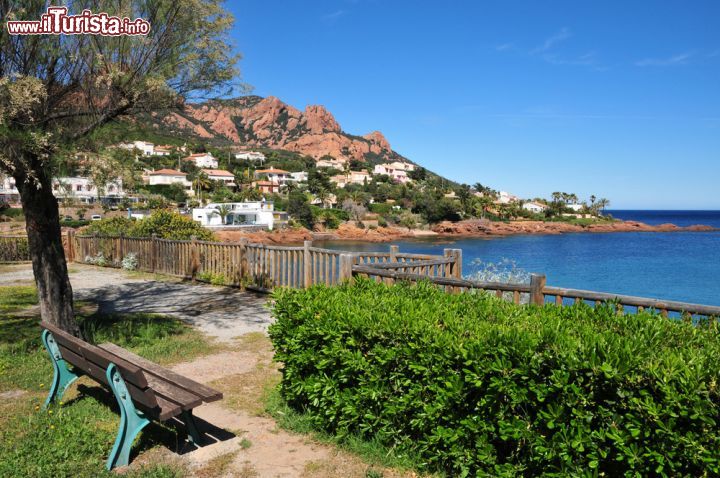 Immagine Panorama sull'Esterel da Saint Raphael, Francia. Una bella veduta dell'Esterel, il massiccio montuoso della Francia sudorientale situato in Costa Azzurra fra i dipartimenti del Varo e delle Alpi Marittime - © Pack-Shot / Shutterstock.com