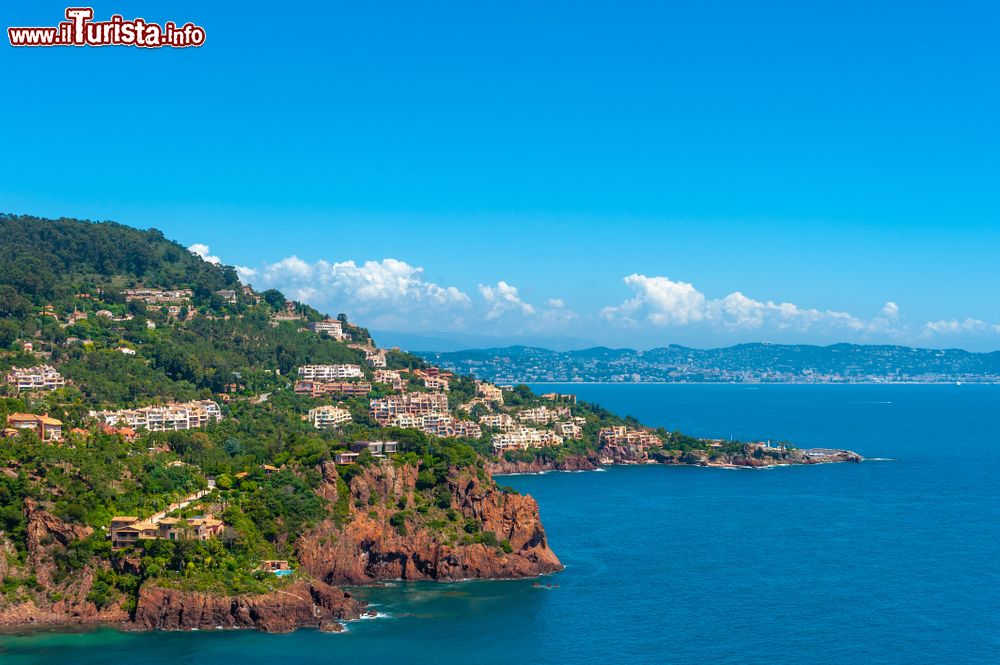 Immagine Panorama sulla baia Calanque des Deux Frères nei pressi di Théoule-sur-Mer, Francia.