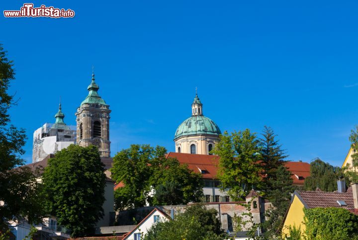 Immagine Panorama sulla basilica di Weingarten, nei pressi di Ravensburg, Germania - La più grande basilica barocca tedesca si trova nel cuore dell'Alta Svevia: l'edificio sacro è perfetta cornice per ospitare il tesoro più prezioso della città, la reliquia del Santo Sangue, venerata dalla popolazione sin dall'epoca barocca e mantenuta in vita come straordinaria testimonianza di fede. Sopra i tetti di Weingarten troneggia ancora questa basilica costruita fra il 1715 e il 1724 al centro di un imponente monastero: da allora è simbolo della città oltre che un importante luogo di preghiera e di silenzio © msgrafixx / Shutterstock.com