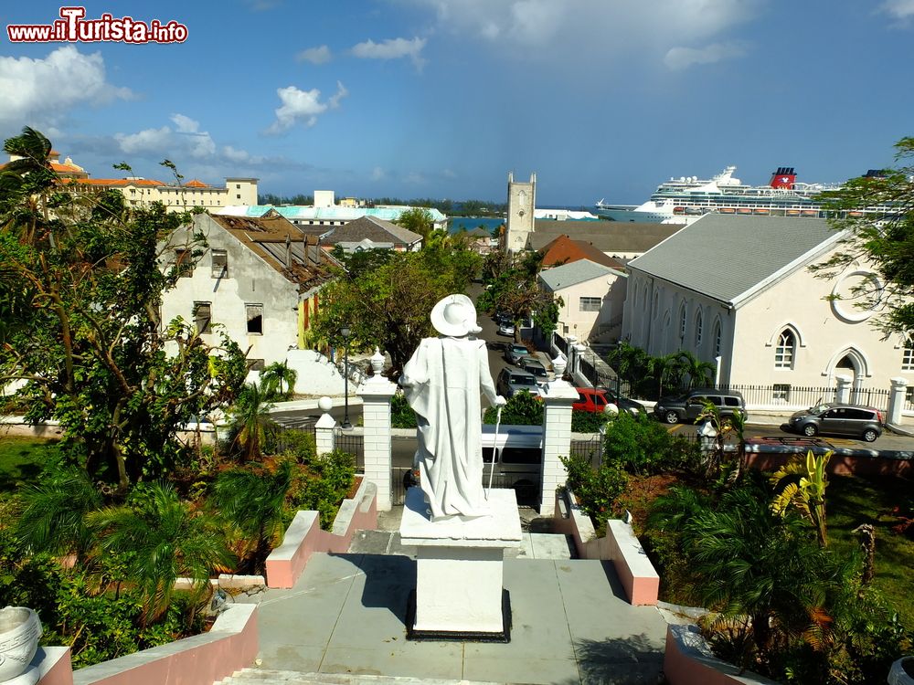 Immagine Panorama sulla città di Nassau con il porto e il monumento a Colombo, arcipelago delle Bahamas. La scultura dedicata al navigatore genovese si affaccia su Duke Street.
