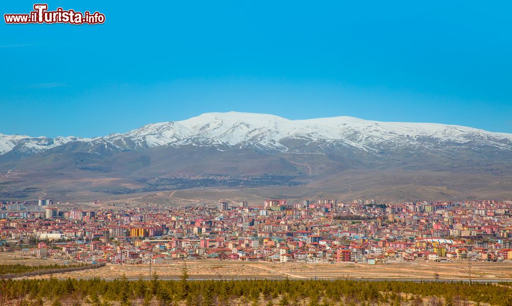 Immagine Panorama sulla città di Nigde con le montagne sullo sfondo, Turchia.