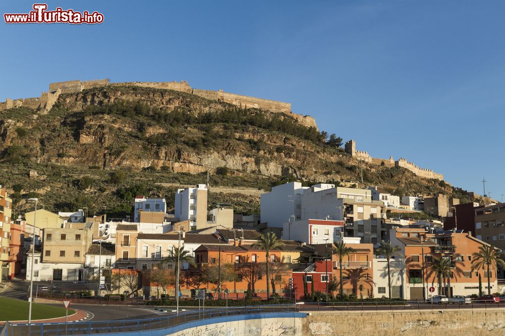 Immagine Panorama sulla città di Sagunto, Spagna, con le montagne e il castello. Con più di 2 mila anni di storia questa località della Comunità Autonoma Valenciana offre molti luoghi e monumenti da vedere.