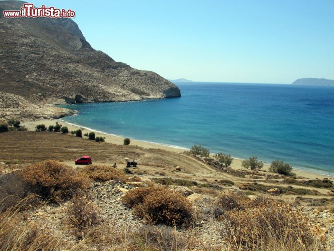 Immagine Panorama sulla costa dell'isola di Anafi, Grecia. Arida e collinosa, Anafi ha un territorio di poco più di 40 km quadrati con una lunghezza massima di 12 chilometri e 6 di larghezza - © Kostas Koutsaftikis / Shutterstock.com