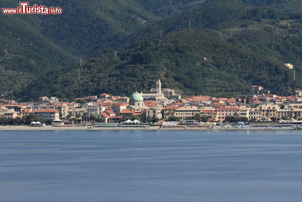 Immagine Panorama sulla costa di Albissola Marina con alberghi e palazzi, Savona, Liguria - © photobeginner / Shutterstock.com