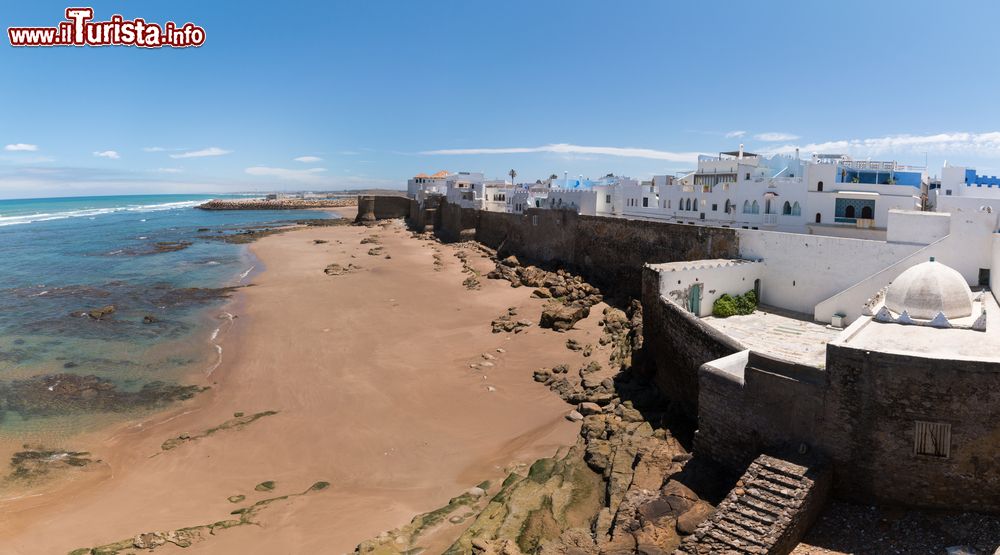Immagine Panorama sulla costa di Asilah, Marocco. La città è famosa anche per le sue lunghe spiagge di sabbia fine dorata dove godersi passeggiate a cavallo o a dorso di dromedario.