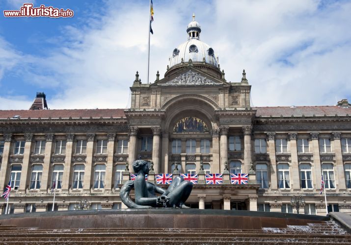 Immagine Panorama sulla Council House con la fontana in Victoria Square a Birmingham, Inghilterra. Sede del governo locale, l'imponente Coucil House si trova nel centro della città.