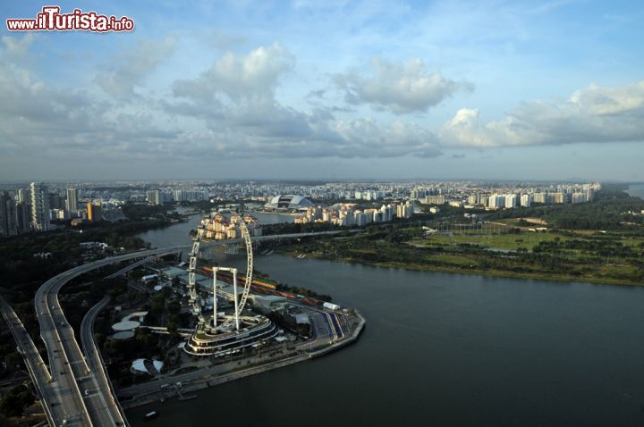 Immagine Panorama sulla Singapore Flyer dal Sands SkyPark. Entrata in funzione nel Febbraio 2008 e aperta al pubblico un mese più tardi, questa ruota panoramica è stata la più alta al mondo sino al Settembre 2013 quando è stata superata da quella di Las Vegas. Progettata dallo studio Kisho Kurokawa Architects & Associates, ha un'altezza di 165 metri e dalla sua sommità si ha una visuale che spazia per 45 chilometri. E' composta da 28 cabine che possono ospitare 28 persone l'una e per compiere un giro completo impiega all'incirca 37 minuti - © Sonja Vietto Ramus