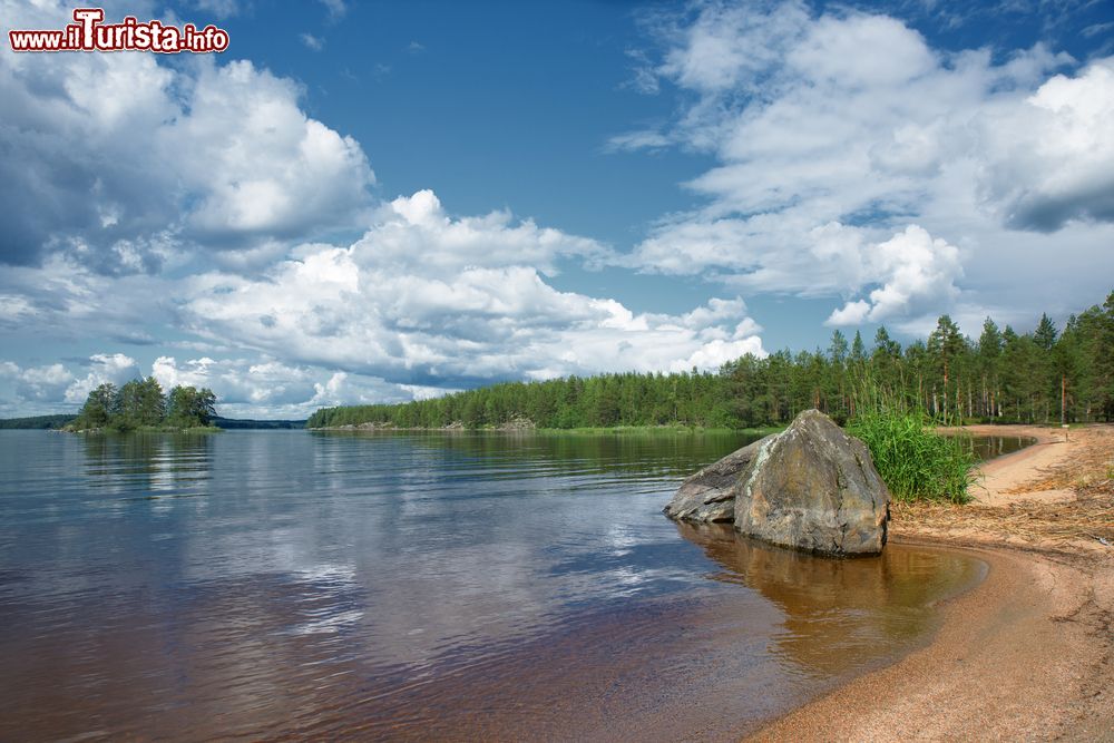 Immagine Panorama sulla spiaggia del lago Kallavesi a Kuopio, Finlandia. Decimo lago della Finlandia per grandezza, questo bacino d'acqua è uno dei luoghi più frequentati da chi si reca in visita in questo territorio del paese.