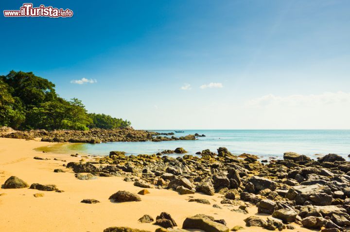 Immagine Panorama sulla spiaggia di Koh Lanta, Thailandia - Palme da cocco e spiagge infinite aspettano a un'ora e mezza da Krabi © Mart Koppel / Shutterstock.com