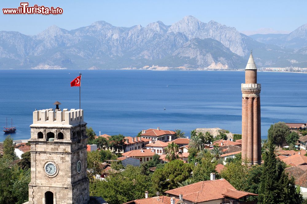 Immagine Panorama sulla torre dell'orologio e sul minareto di Antalya, Turchia. Sullo sfondo, le acque del Mediterraneo.