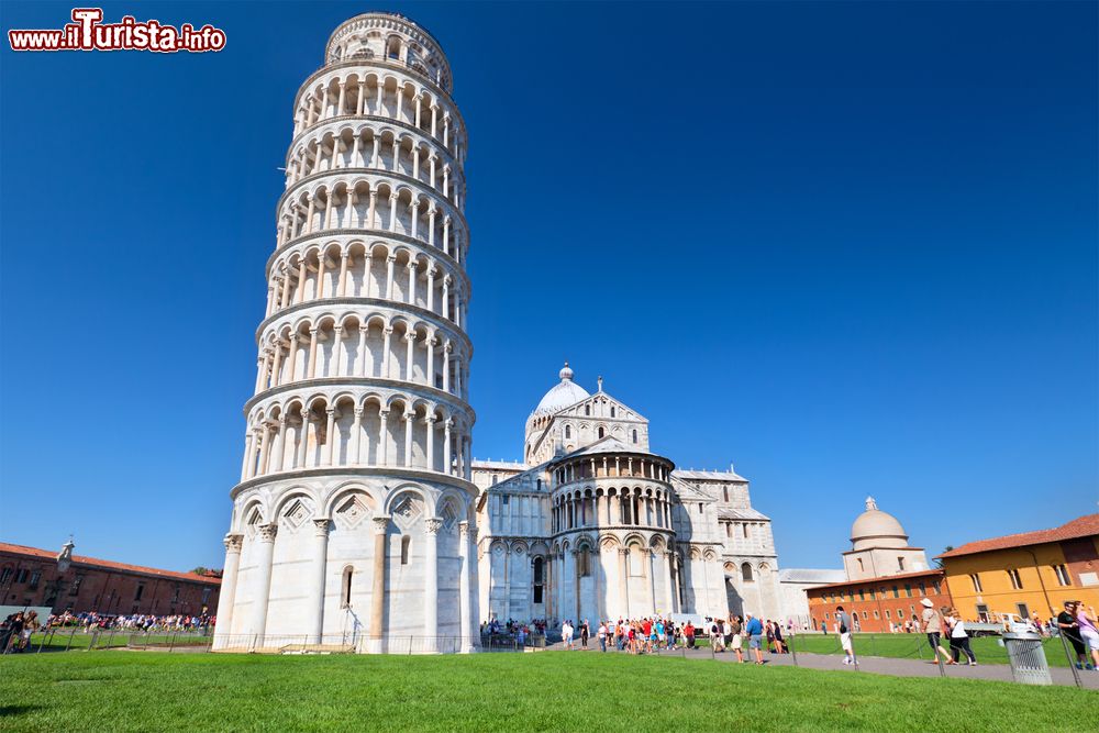 Immagine Un bel panorama sulla Torre di Pisa e la Basilica in Piazza dei Miracoli a Pisa, Toscana.
