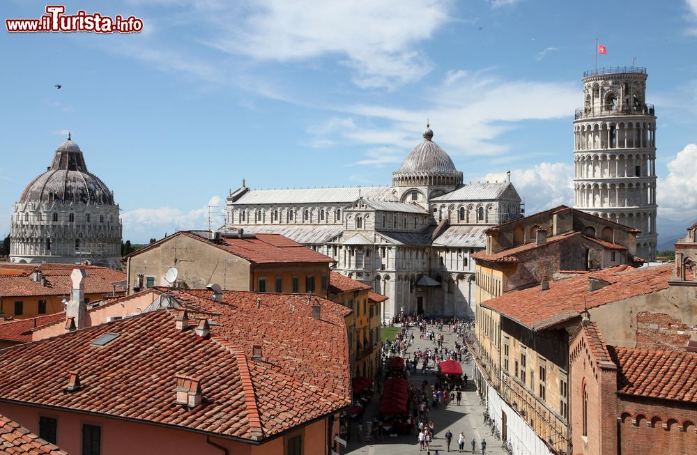 Immagine Un bel panorama sulla Torre Pendente e sulla cattedrale di Pisa, Toscana. Il campanile è uno dei simboli iconici della città toscana e di tutt'Italia.