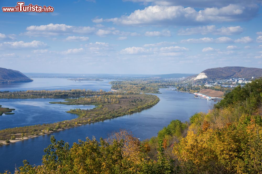 Immagine Panorama sulla valle del Volga dalle colline di Samara, Russia. Questo fiume, il più lungo d'Europa, ha origine nel Rialto del Valdaj e sfocia nel Mar Caspio.