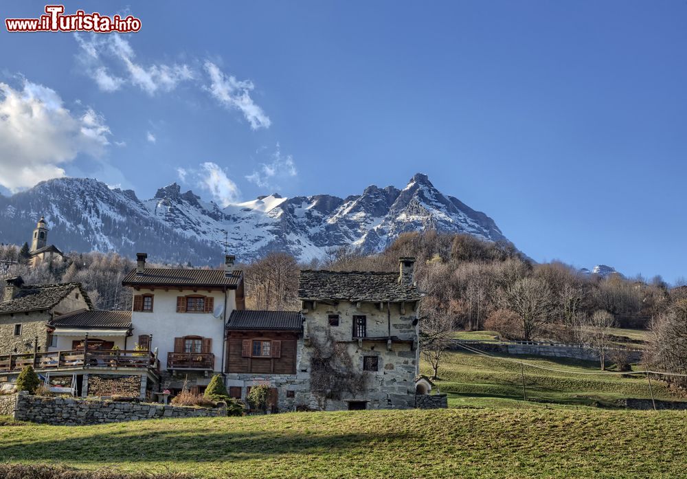 Immagine Panorama sulle Alpi italiane e svizzere con le tipiche case di Crodo, Piemonte, Italia.