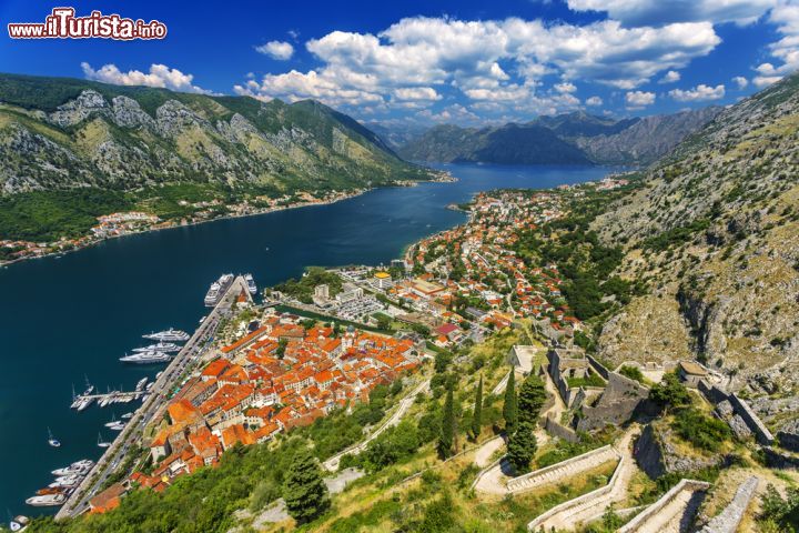 Immagine Panorama sulle Bocche di Cattaro dalla fortezza di St. John, Montenegro. Kotor è una delle poche città dell'area del Mediterraneo ad aver conservato, sino ad oggi, il suo imponente e massiccio sistema di fortificazioni tanto da essere state inserite nella lista dell'Unesco dal 1979. Le mura si sviluppano per una lunghezza di 4,5 chilometri e hanno uno spessore che varia dai 2 ai 16 metri. A circa 260 metri sul livello del mare sorge il forte di San Giovanni che, alla base, presenta tracce del periodo della popolazione degli Illiri - © WitR / Shutterstock.com