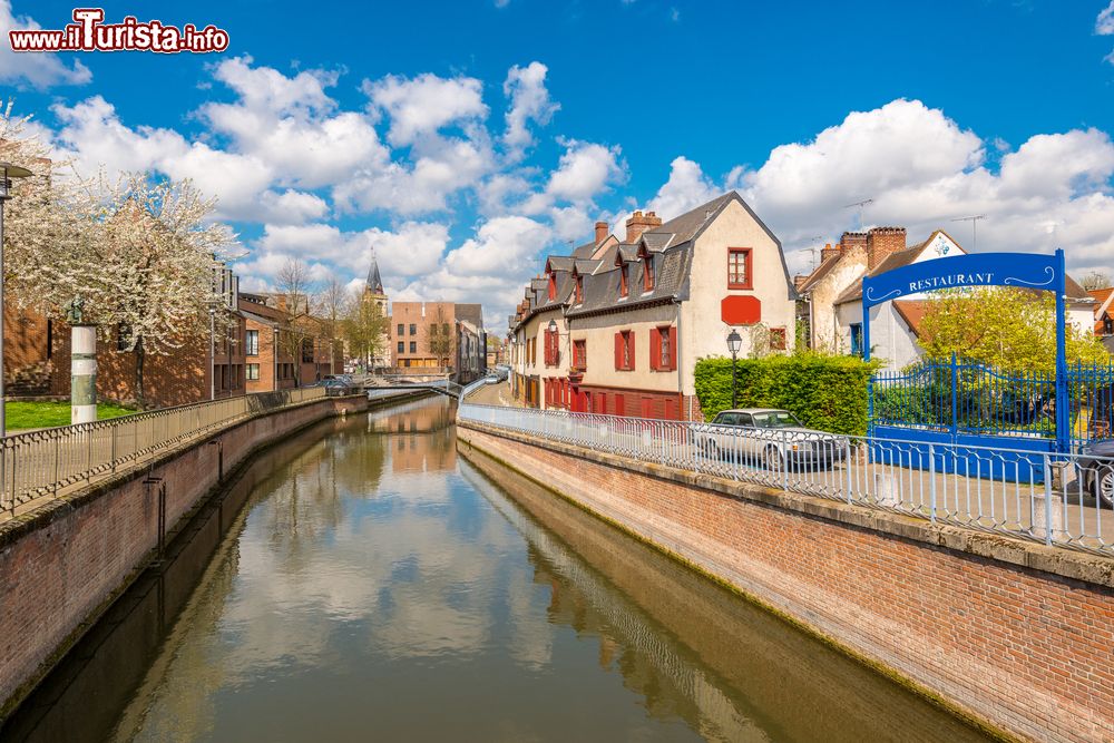 Immagine Un panorama sulle case tradizionali di Amiens, Francia. Importante centro per l'industria tessile durante l'epoca medievale, Amiens si distende sulla riva meridionale del fiume Somma.