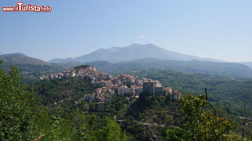 Immagine Panorama sulle montagne della Basilicata ed il borgo di Rivello