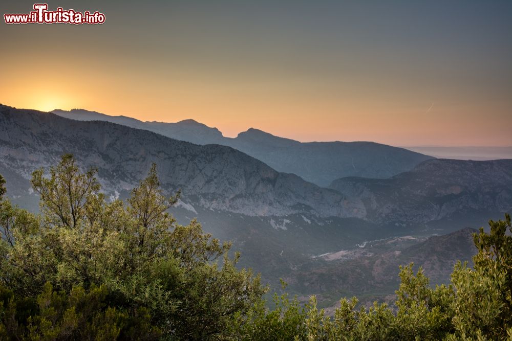 Immagine Panorama sulle montagne di Orosei al tramonto, Sardegna. Siamo nella subregione storica delle Baronie, in quella che un tempo era la Gallura inferiore.