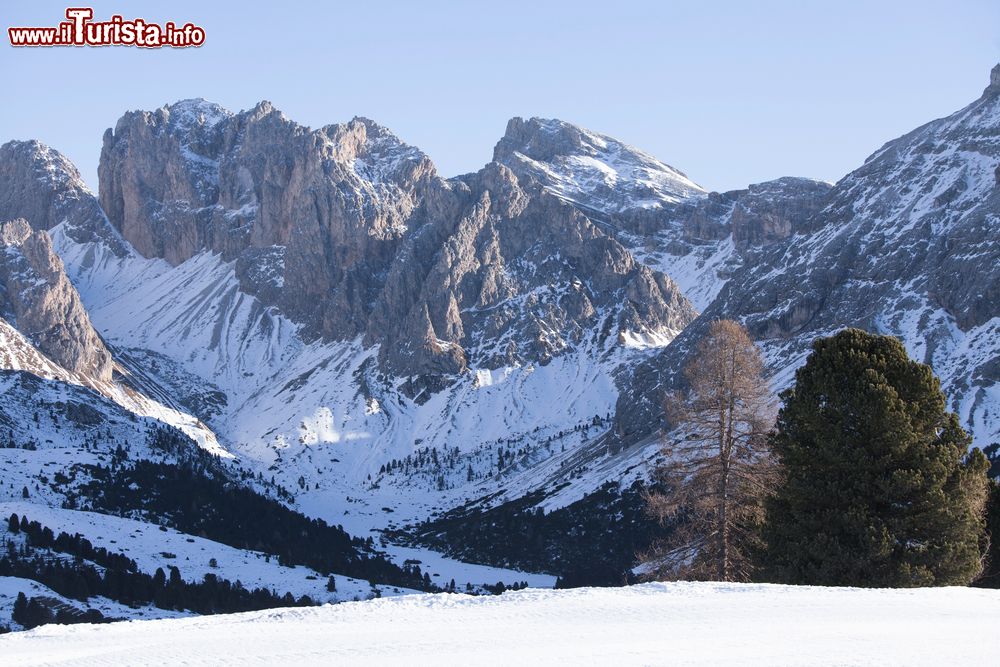 Immagine Panorama sulle montagne innevate a Santa Cristina, Val Gardena, Trentino Alto Adige. Situata nelle Dolomiti, questa località ha un'economia basata prevalentemente sul turismo.