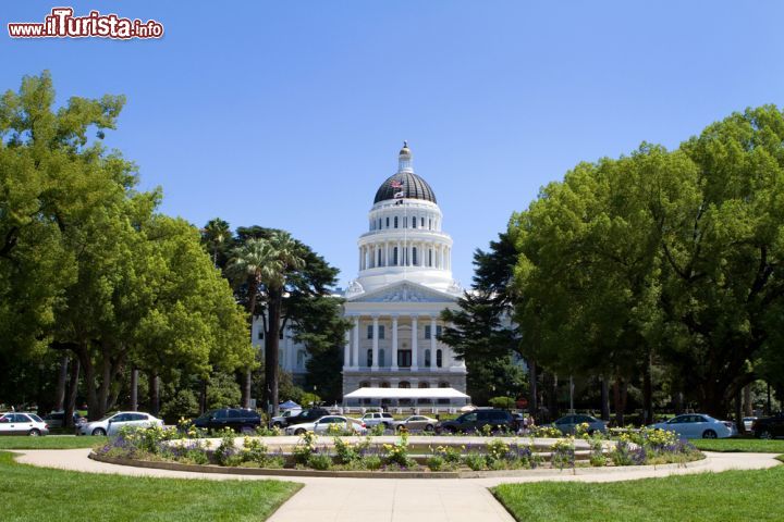 Immagine Panorama sullo State Capitol di Sacramento, California -  Aiuole fiorite e viale alberato accompagnano all'ingresso del "campidoglio" di Sacramento, sede governativa dello stato della California © Steven Frame / Shutterstock.com