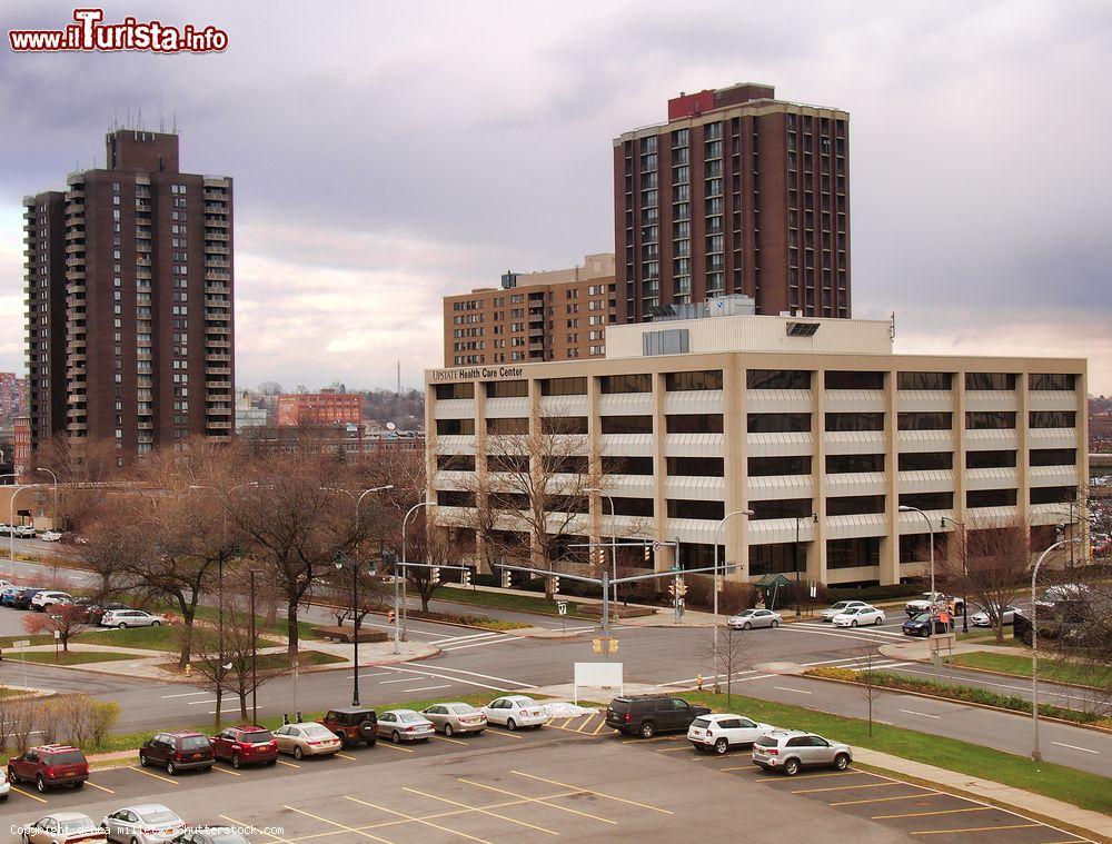 Immagine Panorama sull'Upstate Health Care Center, con Presidential Plaza e le Madison Towers su South Townsend Street a Syracuse, New York, USA - © debra millet / Shutterstock.com