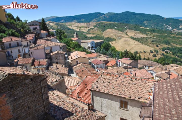 Immagine Vista panoramica dei tetti del borgo di Pietrapertosa, il villaggio montano a 1.000 metri di altitudine della Basilicata - © Mi.Ti. / Shutterstock.com