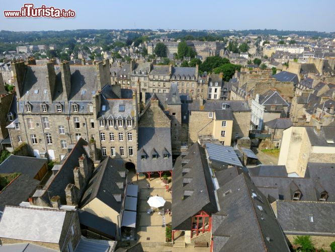 Immagine Panorama sui tetti di Dinan, Bretagna. Ogni due anni a Dinan si tiene la Fête des remparts, una festa medievale che richiama fino a centomila persone in un weekend - foto © art_of_sun / Shutterstock.com