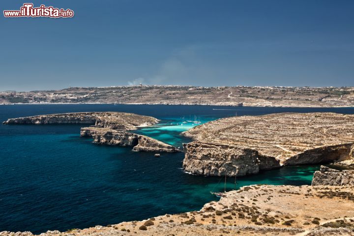 Immagine Panaroma dalla Torre di Santa Maria a Comino, Malta - Dalla torre costruita per volere dell'Ordine dei Cavalieri per permettere la difesa e facilitare le comunicazioni fra le cittadine di Gozo e Mdina si gode una suggestiva vista su buona parte dell'isola di Comino © McCarthy's PhotoWorks / Shutterstock.com