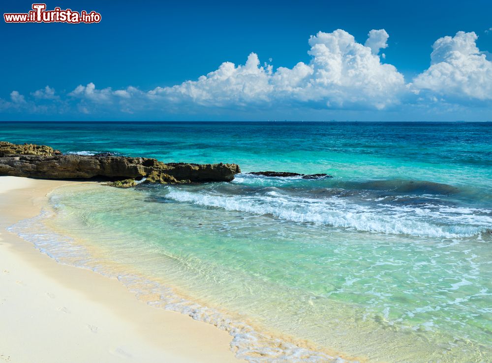 Immagine Panorama tropicale con spiaggia a Playa del Carmen, Messico. Il clima gradevole e la bellezza del Mare dei Caraibi hanno trasformato questo villaggio di pescatori in una frequentata località turistica.