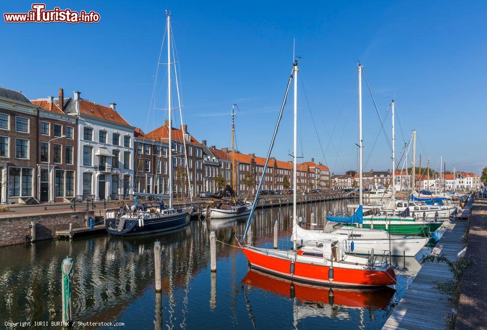 Immagine Panorama variopinto della cittadina di Middelburg, Olanda, con le barche ormeggiate al porto - © IURII BURIAK / Shutterstock.com