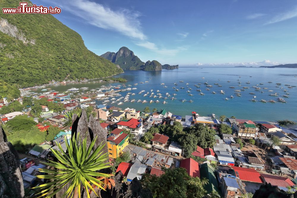 Immagine Panorama verso nord dal ponte di osservazione della scogliera Taraw sulla città di El Nido, Palawan, Filippine.