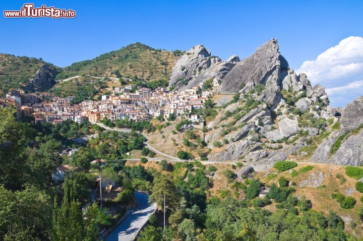 Immagine Il fantastico panorama del villaggio di Castelmezzano, incastonato tra i monti della basilicata- © Mi.Ti. / Shutterstock.com