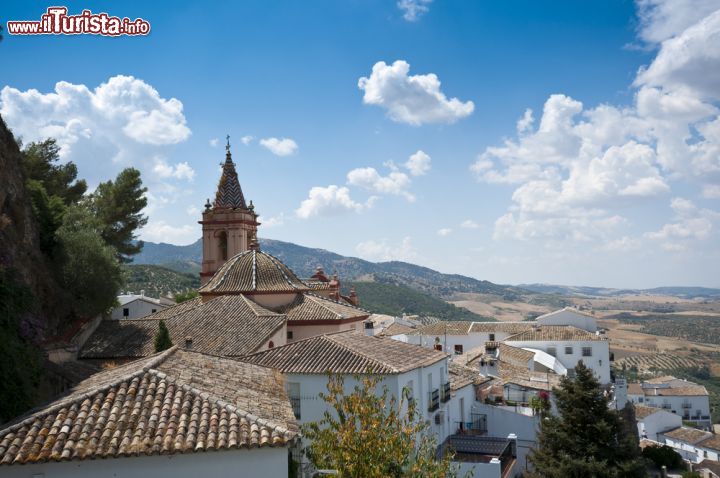 Immagine Panorama del centro storico di Zahara de la Sierra, sud della Spagna - © Israel Hervas Bengochea
/ Shutterstock.com