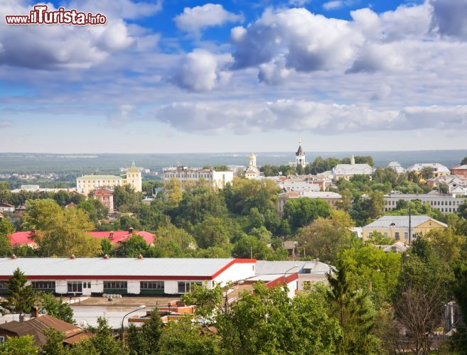 Immagine Panorama del centro di centro di Vladimir: siamo lungo l'Anello d'oro, il percorso turistico della Russia che circonda la capitale Mosca - © Iakov Filimonov / Shutterstock.com